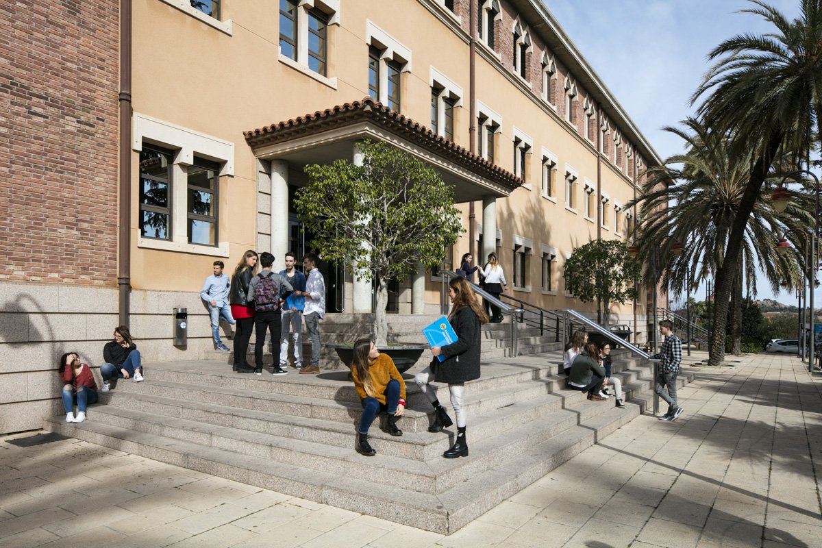 Alumnos en la entrada de la Universitat Abat Oliba CEU de Barcelona, que ha quedado vacía con la transición digital
