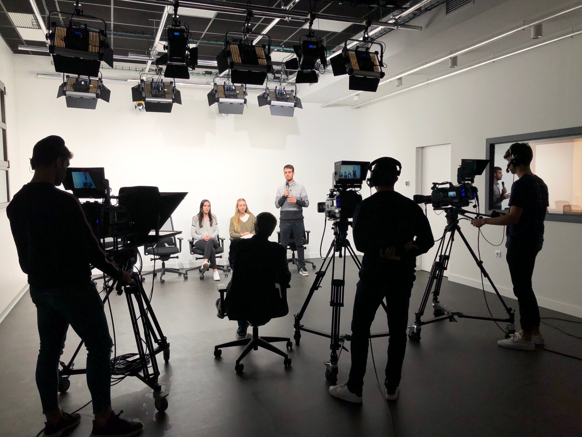 Alumnos de la Universitat Abat Oliba CEU de Barcelona haciendo clase en el estudio de televisión, antes de la transición digital