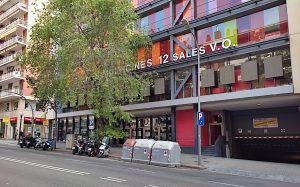 Fachada de las salas Balmes Multicines V.O. en Barcelona / Aula News