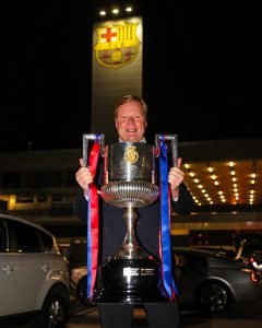 Koeman con su primer trofeo ganado como entrenador del FC Barcelona / Fuente: @FCBarcelona_es