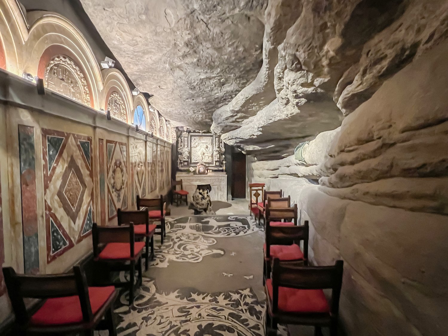 Imagen de la cueva natural donde San Ignacio inició su camino espiritual que puede visitarse tras la marcha popular.