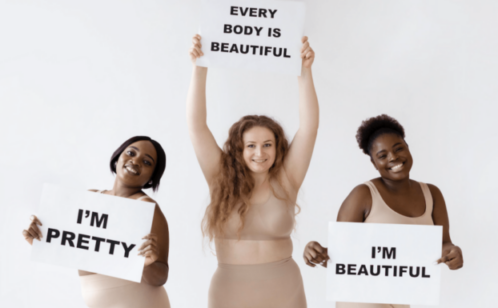 Multicultural women claiming the Body Positivity / Freepik