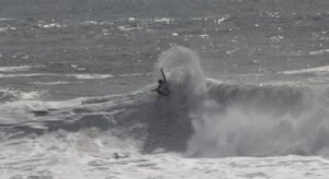El surfista Spencer surcando un ola en Peniche. RAMÓN MARTÍ