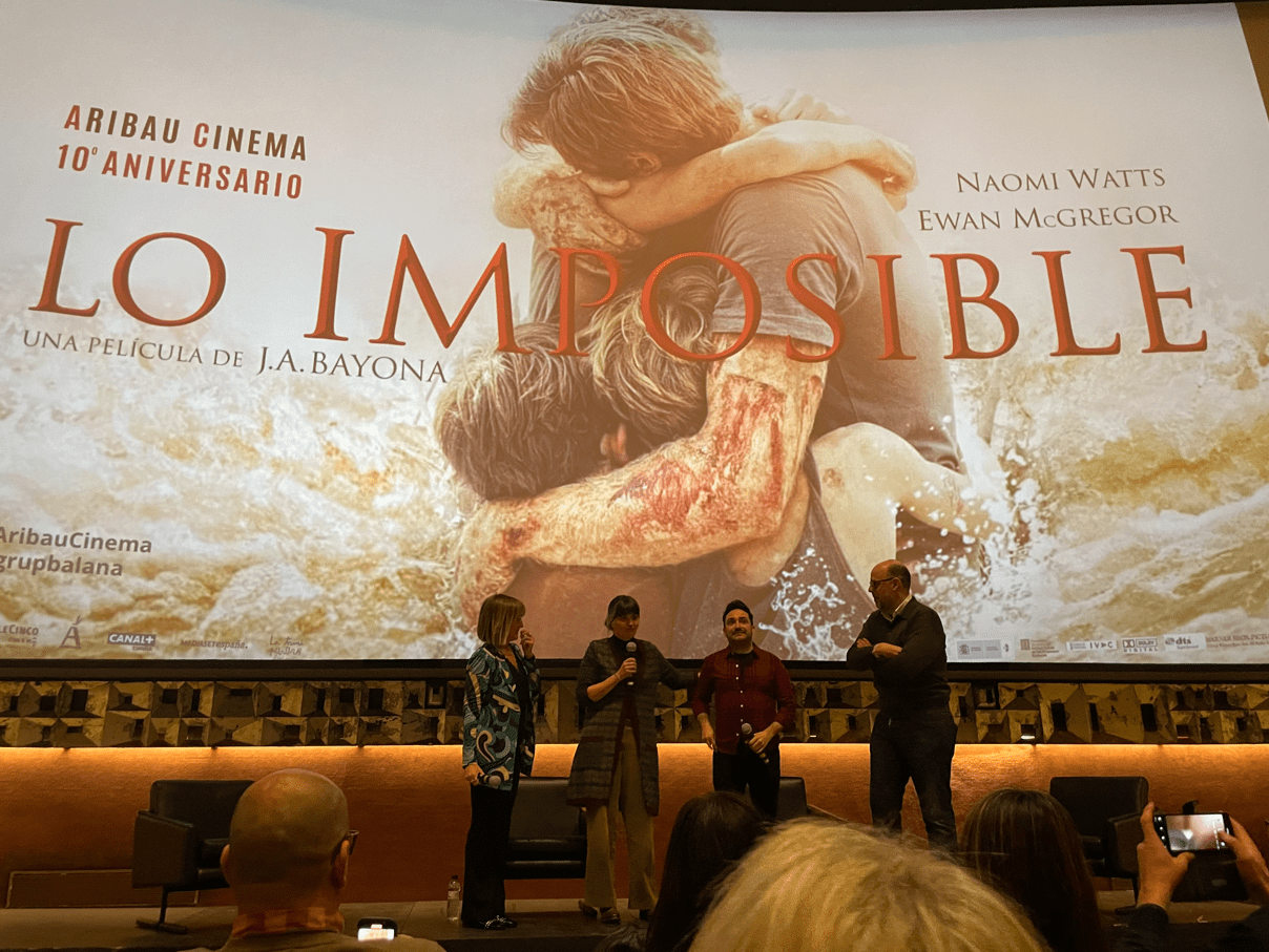 J.A. Bayona, María Belón, Jordi Basté y Gemma Nierga en el reestreno de 'Lo imposible'