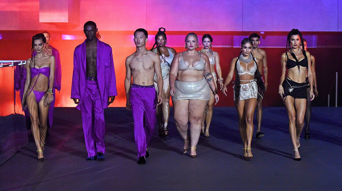 Modelos en desfile de moda inclusivo.