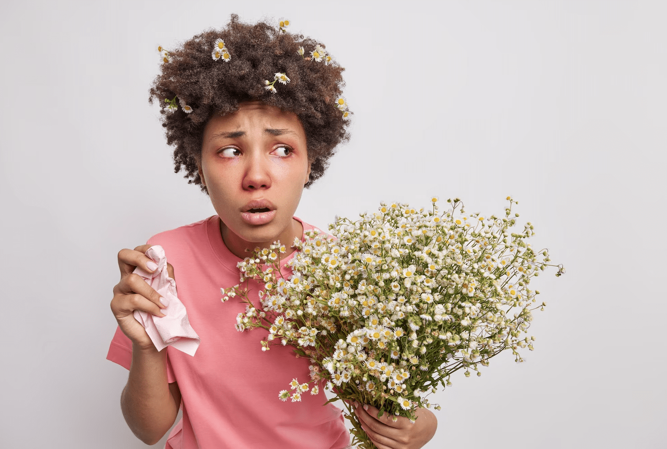 Mujer con alergia aguantando flores