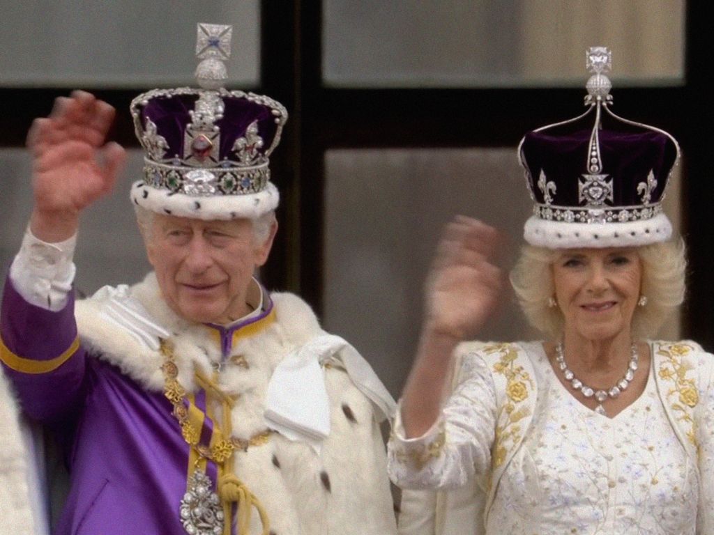 El rey Carlos III y la reina Camila saludando a la multitud desde el Palacio de Buckingham / Captura de pantalla de la BBC