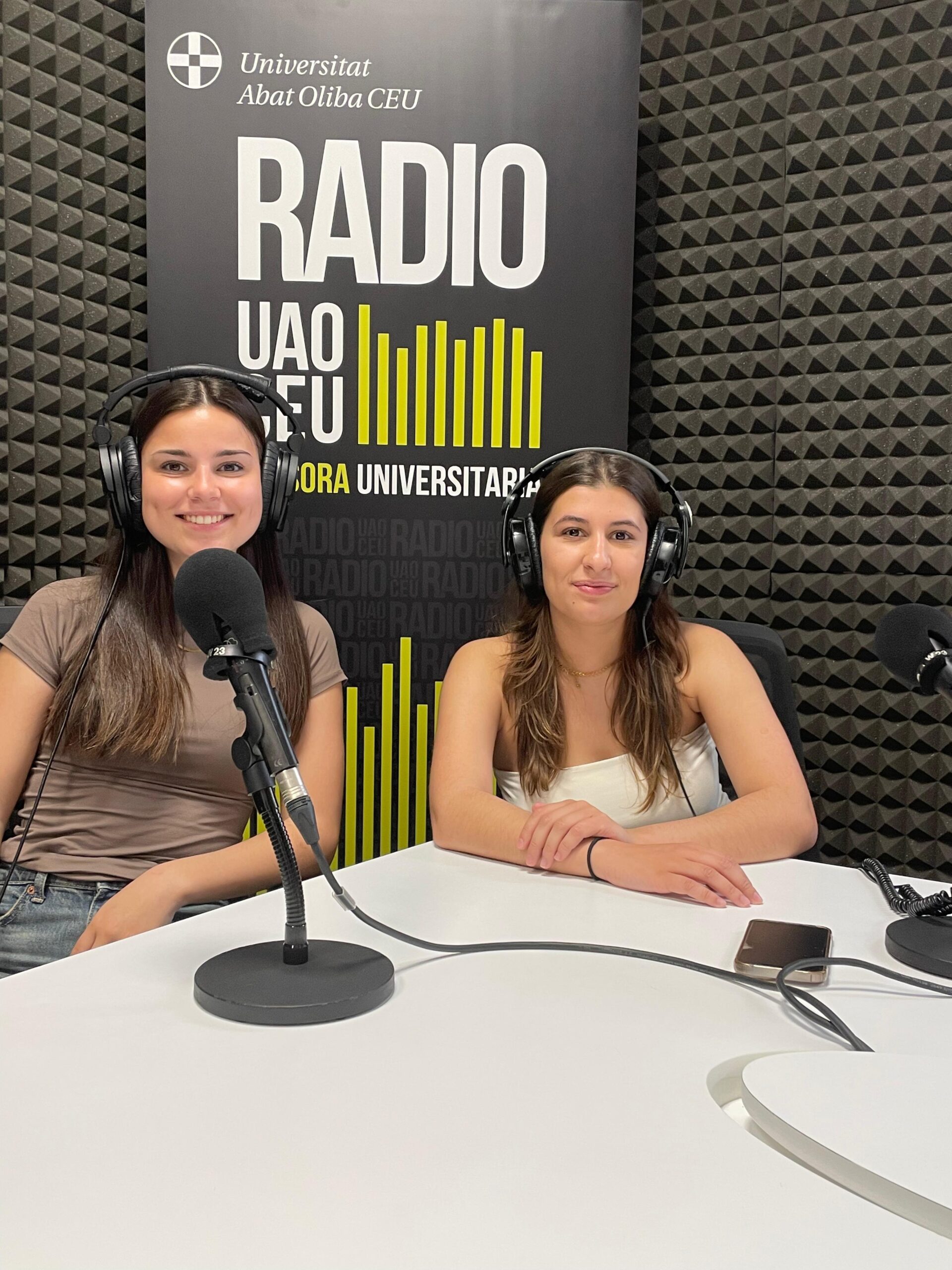 Leonor Paulino y Constança Veloso durante la entrevista llevada a cabo en el estudio de radio.