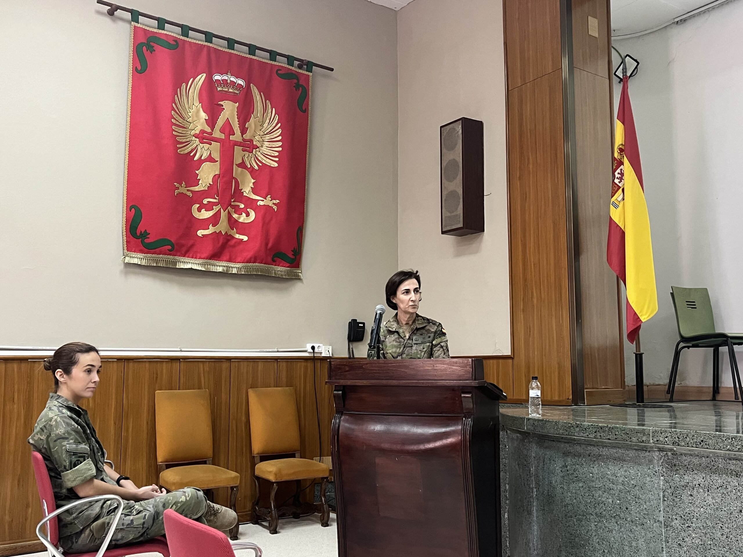 La teniente coronel Ana Sánchez explica el estatus jurídico que tienen los corresponsales