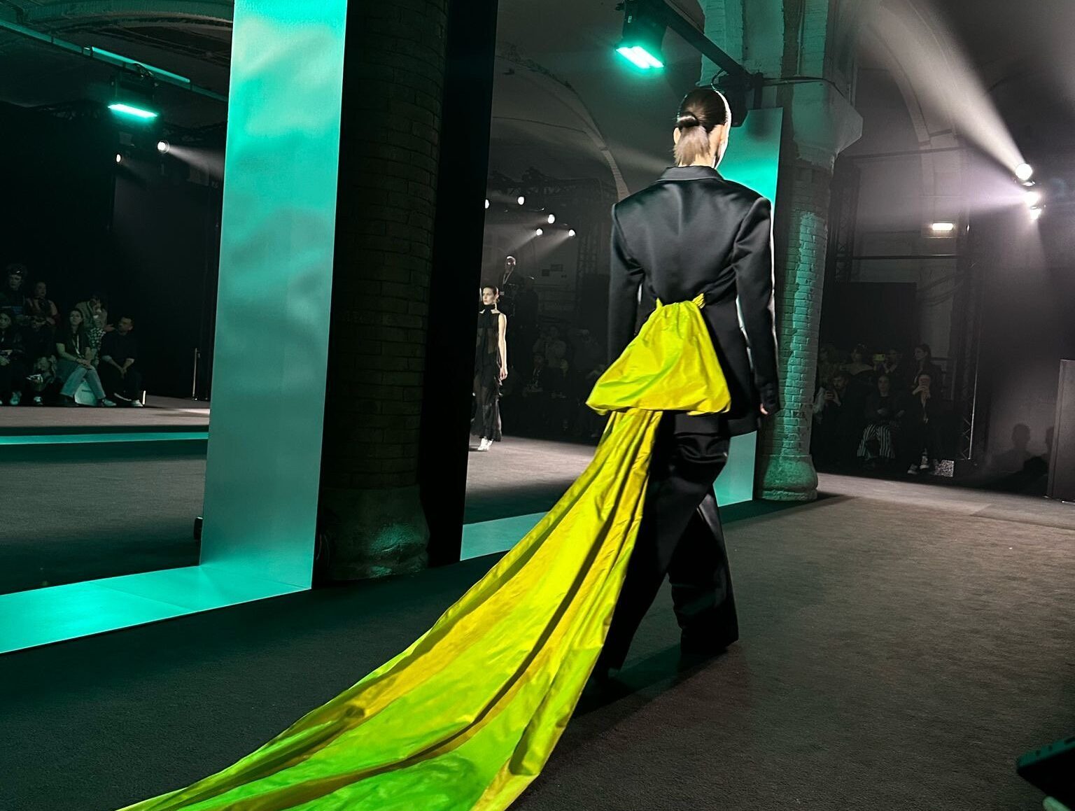 Modelo desfilando para el diseñador Juan Vidal