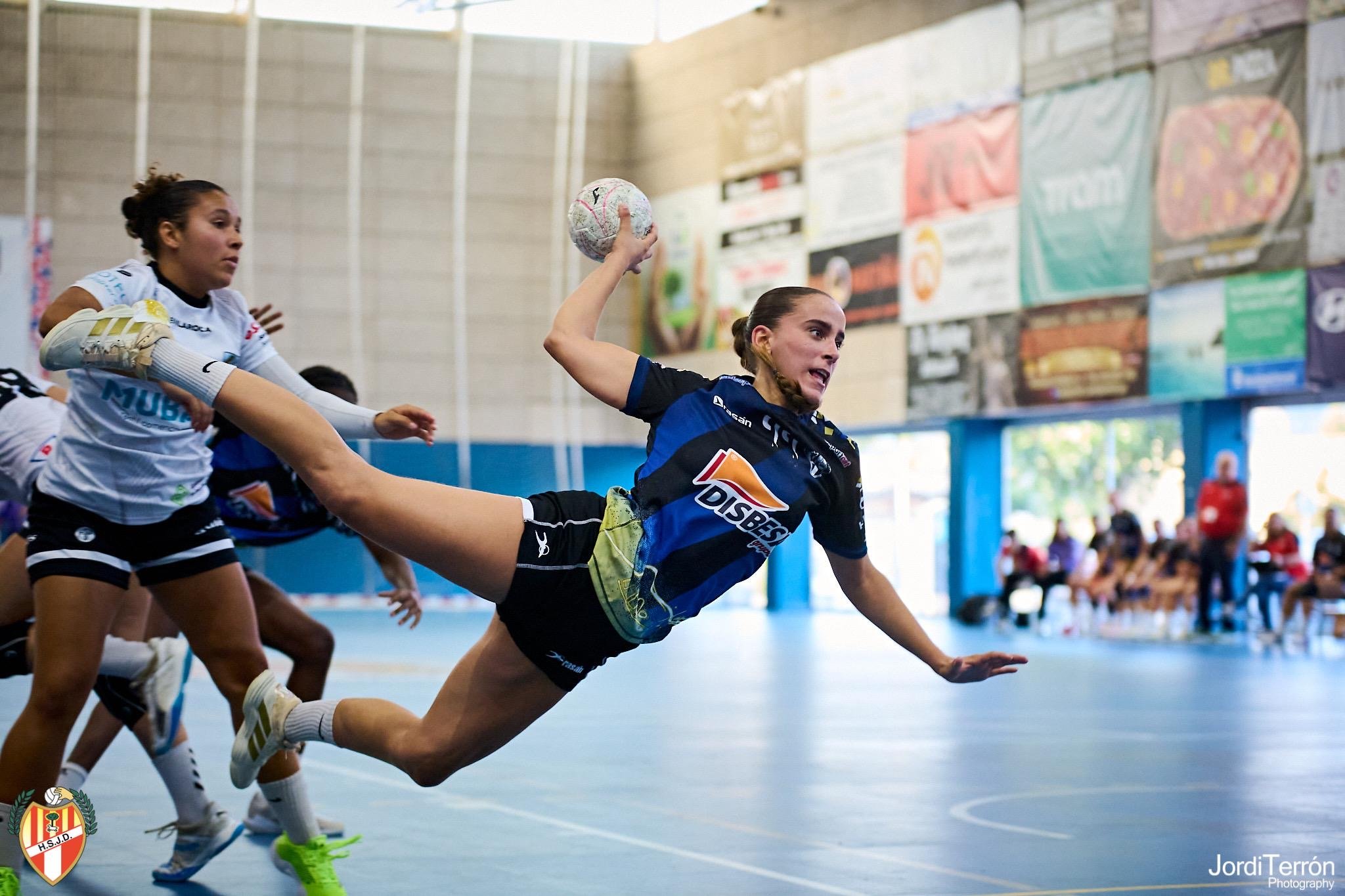 Fátima Unanue en acción durante un partido con el Handbol Sant Joan Despí. Fuente: Jordi Terrón