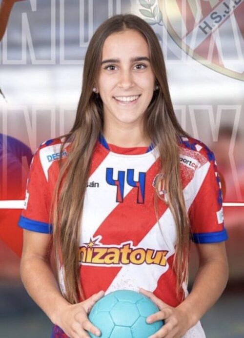 Fátima Unanue posando con la equipación oficial y un balón de balonman