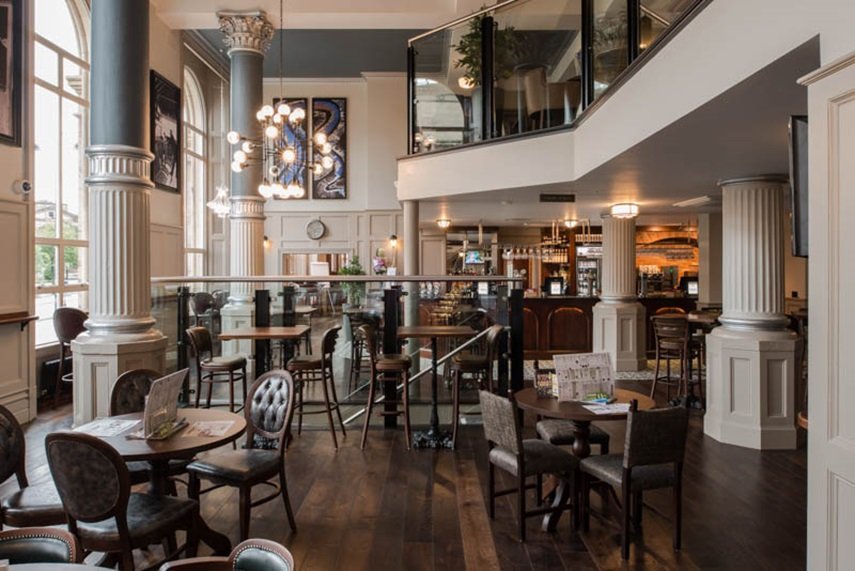 La fachada interior del pub parte de la cadena Wetherspoons