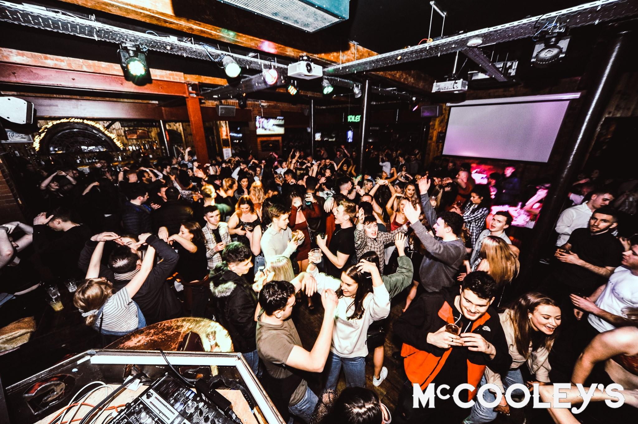 Ambiente de fiesta en McCooley's