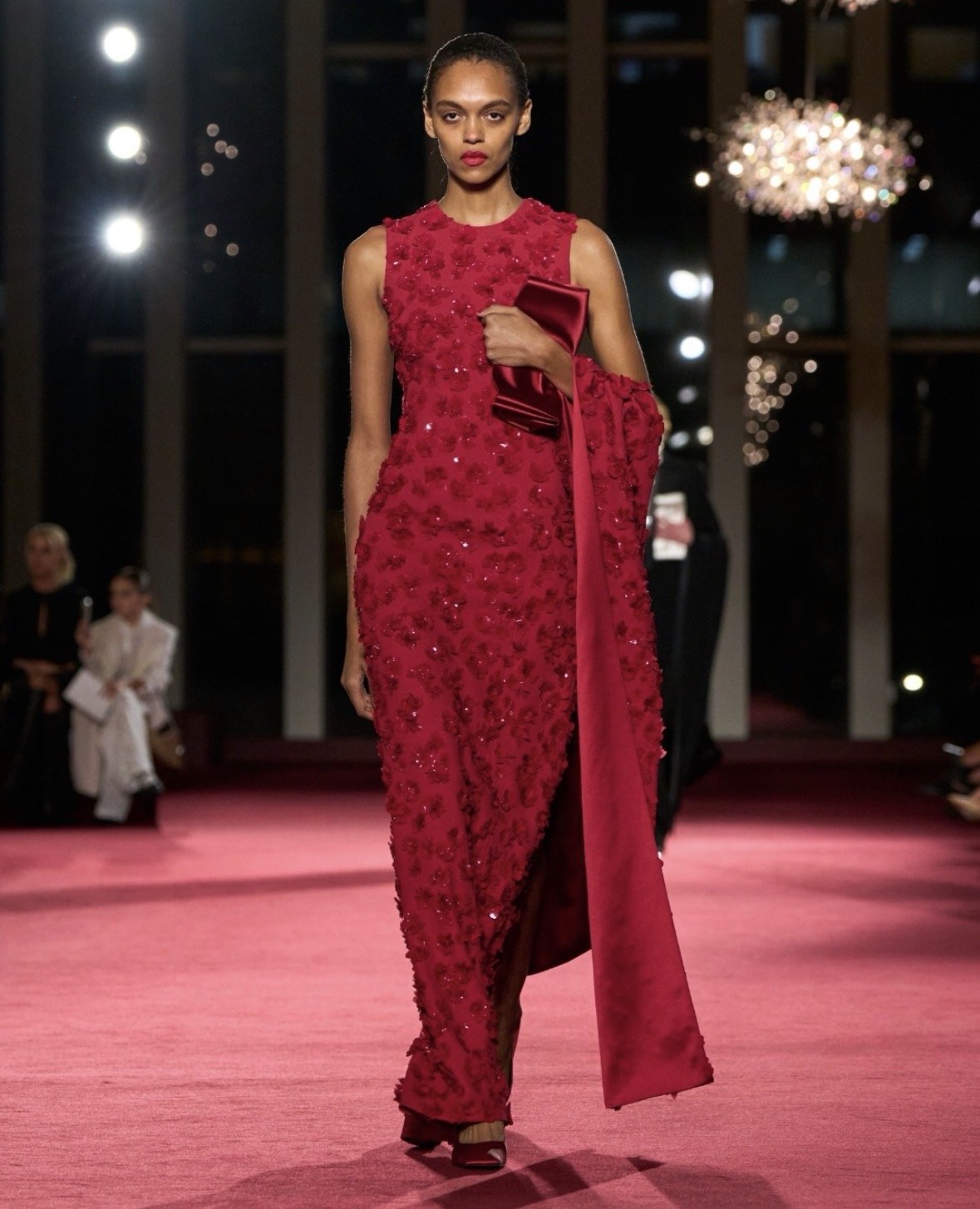 Modelo con vestido rojo floral de lentejuelas en el desfile de Michael Kors en la Fashion Week de Nueva York 2026