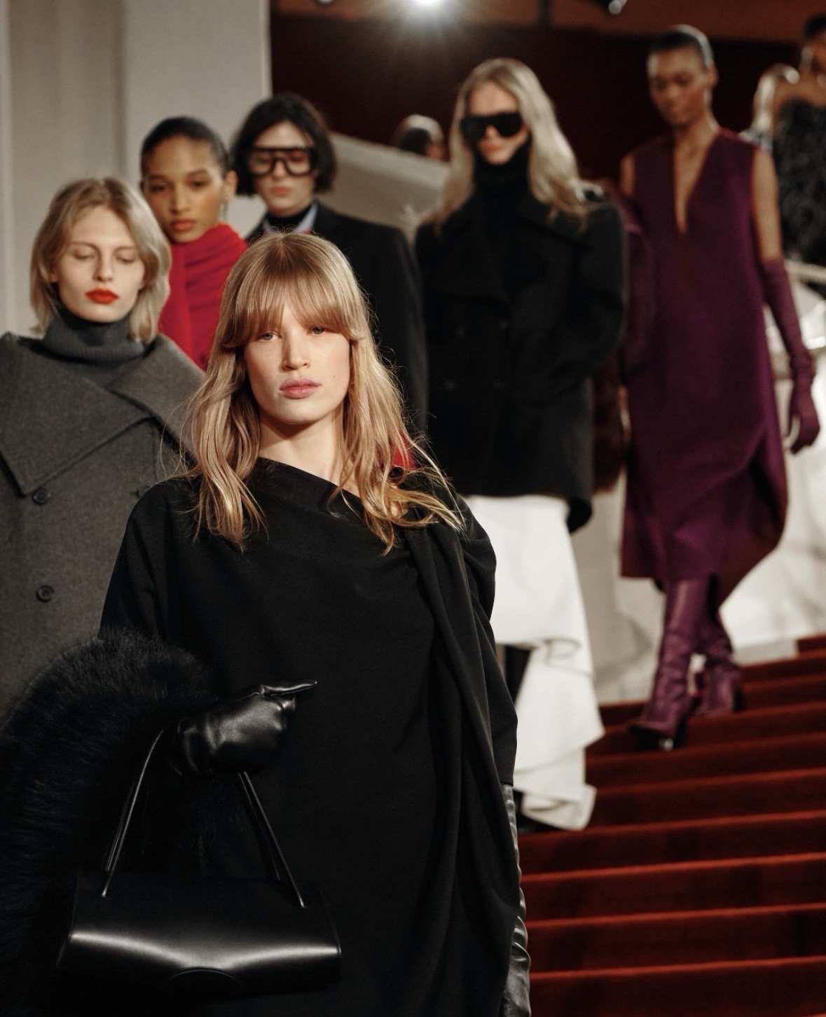 Modelos desfilando con looks en tonos negro, blanco y burdeos en la Fashion Week de Nueva York 2026 de Michael Kors