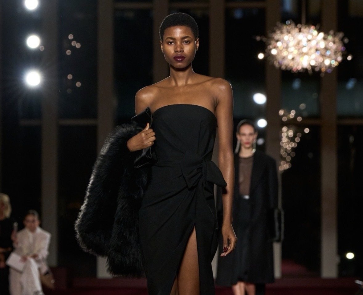 Modelo con vestido negro