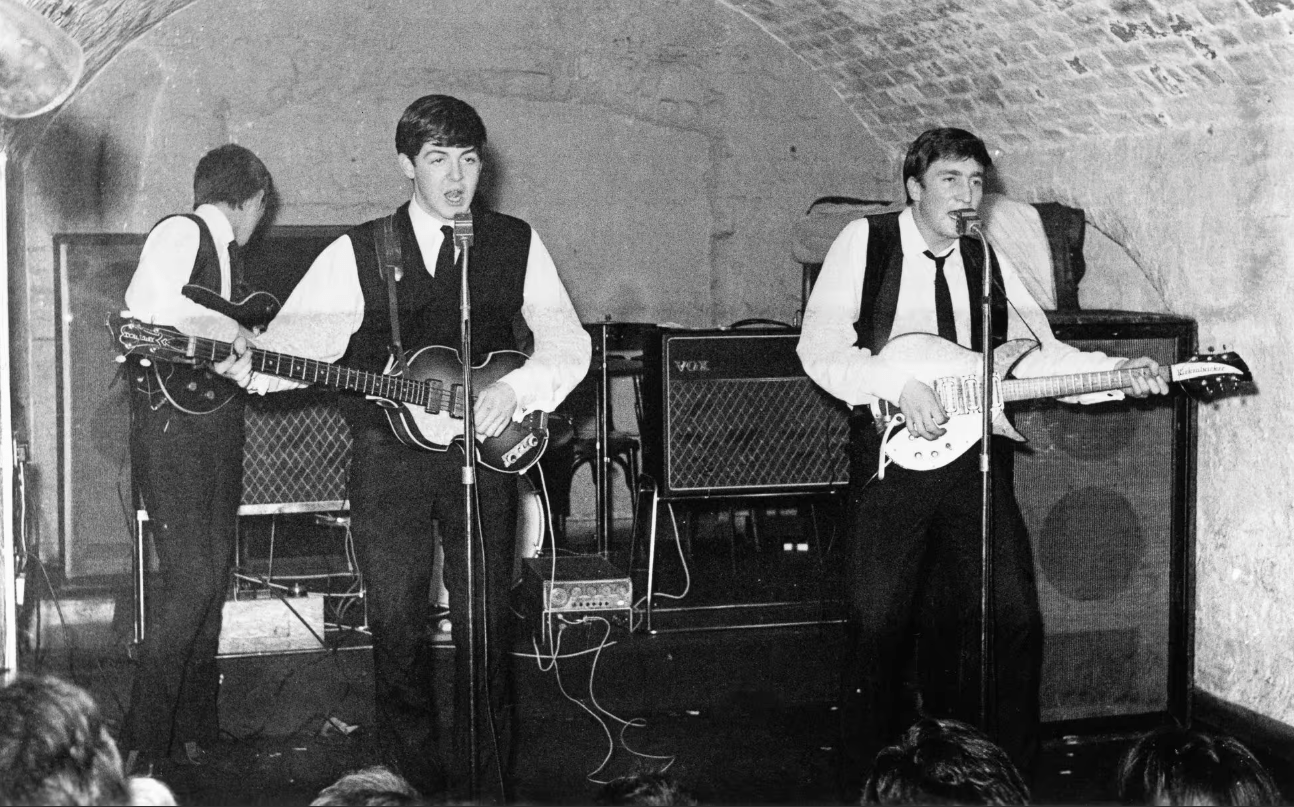The Beatles actúan en el escenario del The Cavern Club el 22 de agosto de 1962. (De izquierda a derecha) George Harrison, Paul McCartney y John Lennon.