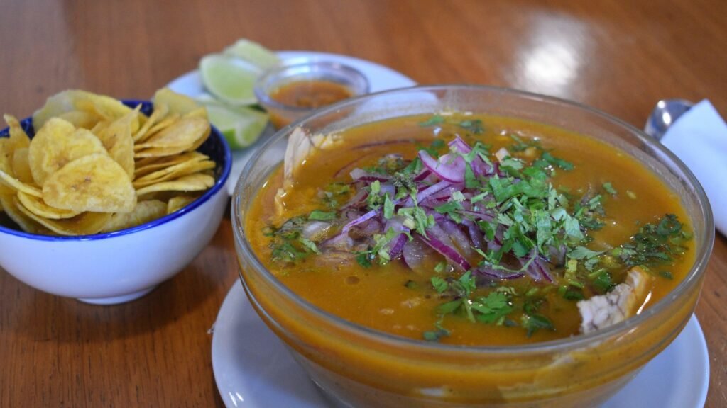 Encebollado, acompañado de chifles y ají, de Camarón Salsero