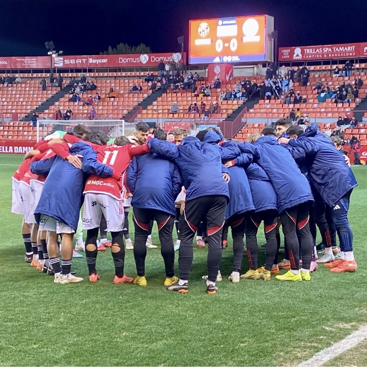 Jugadores del Gimnàstic de Tarragona haciendo una piña antes de un partido de Primera Federación. Vía Instagram: @gimnasticdetarragona