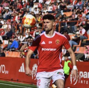 Christos Almpanis con la camiseta del Gimnàstic de Tarragona, patrocinada por Parlem Telecom. Imagen extraída del Instagram oficial del club.