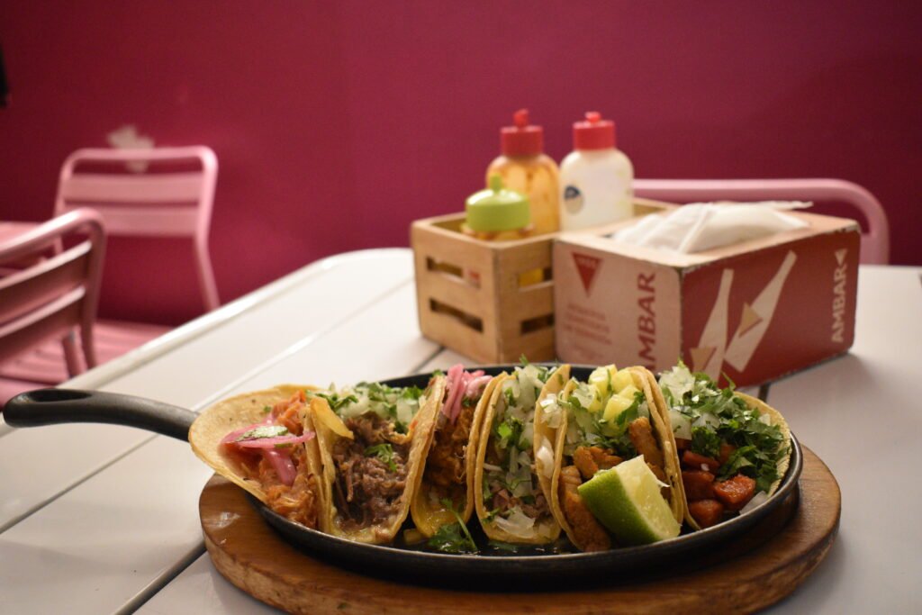 La variedad de tacos que ofrecen Los Güeros.