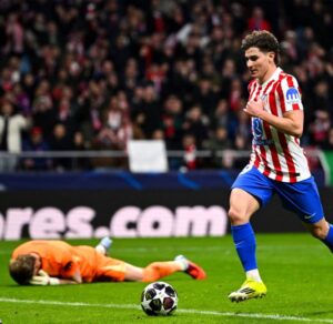 Julian Álvarez con el balón y Kinský tendido en el suelo