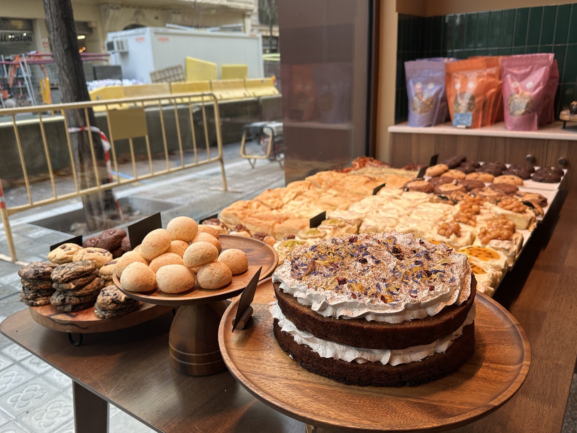 Tartas, bollos y galletas llenando el escaparate de Chök Fuente: Claudia Moreno
