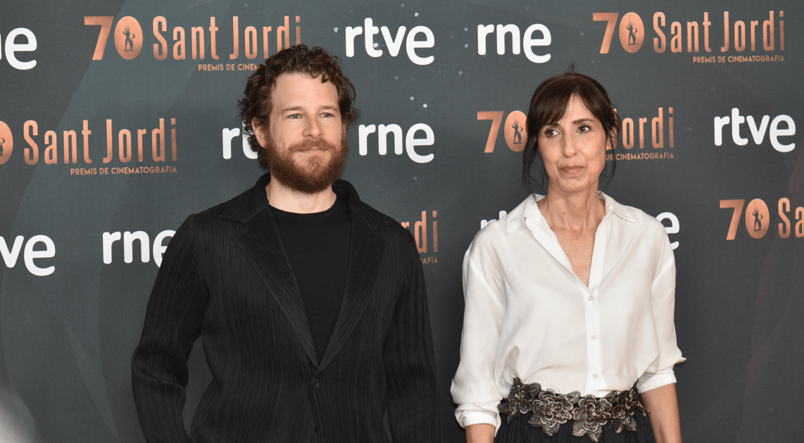 Álvaro Cervantes y Eva Libertad, actor y directora de 'Sorda', presentes en la alfombra roja de los premios. Fuente: Claudia Moreno