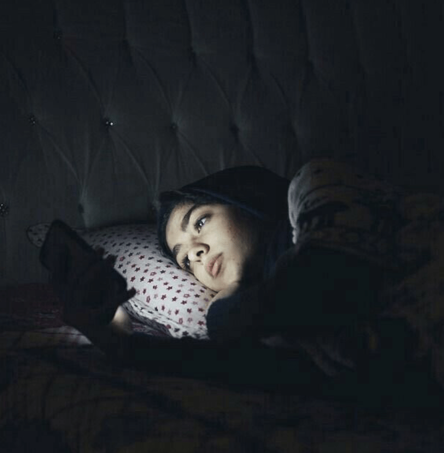Adolescente mirando el móvil por la noche. Fuente: Pinterest