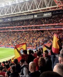 Aficionados animando a España en el amistoso desde las gradas. Fuente: Bilal Amghar