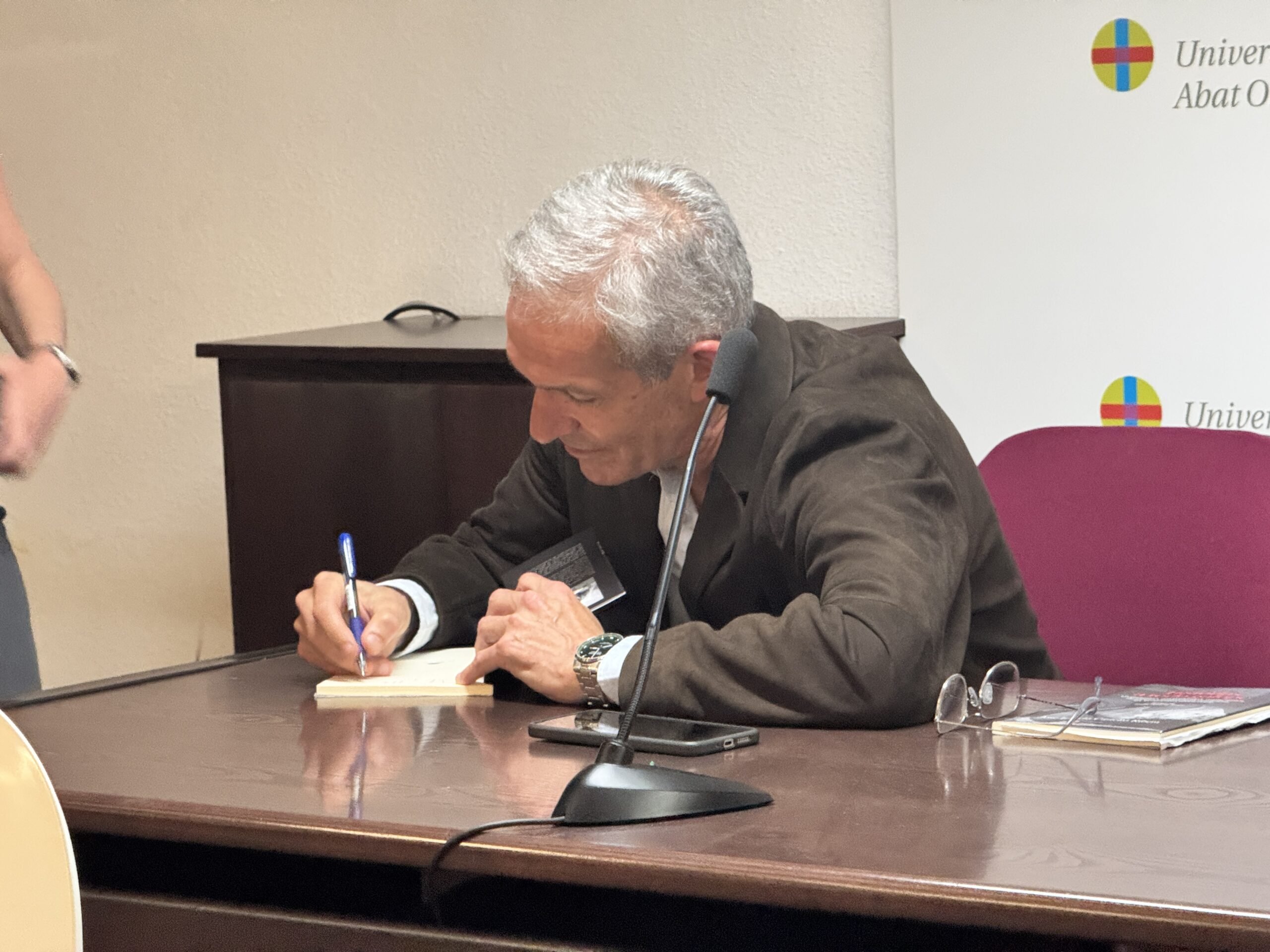 José I. Castelló firmando su última publicación 'Historias a todo galope'