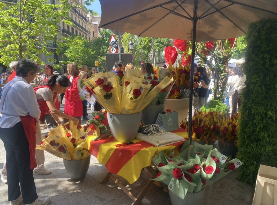 Parada de rosas durante la diada de Sant Jordi. Fuente: Maria Cusiné
