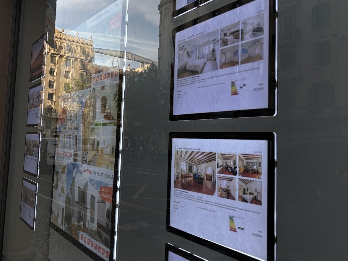 Escaparate de una empresa inmobiliaria dedicada, principalmente, al alquiler de pisos. Fuente: Irene Martín