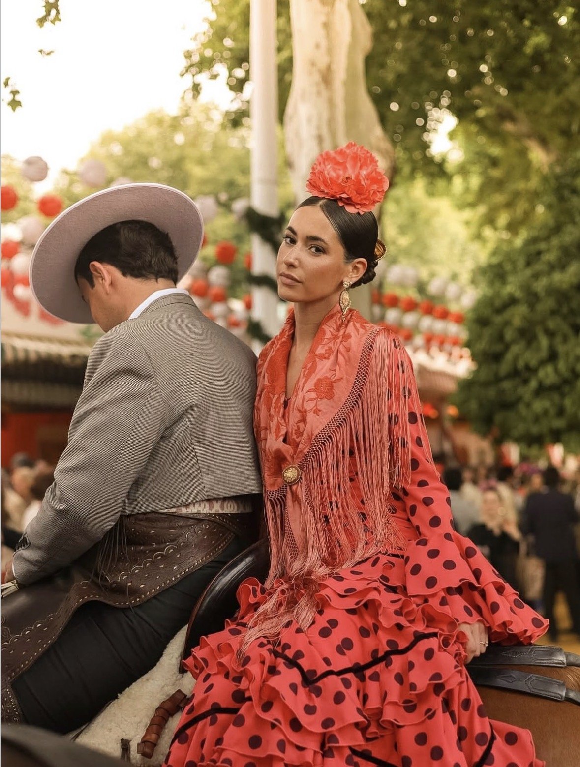 La influencer española Marina Barrial luce un precioso vestido en la Feria de Abril