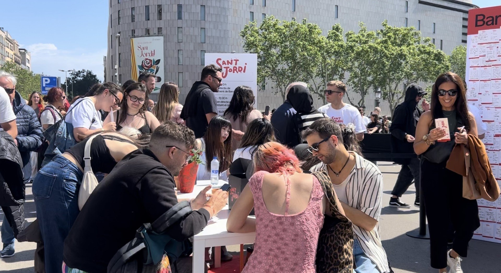 Personas participando de la actividad en Plaza Cataluña por Sant Jordi. Fuente: Danna Vallejo