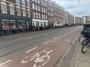 Calle con bicicletas estaciondas