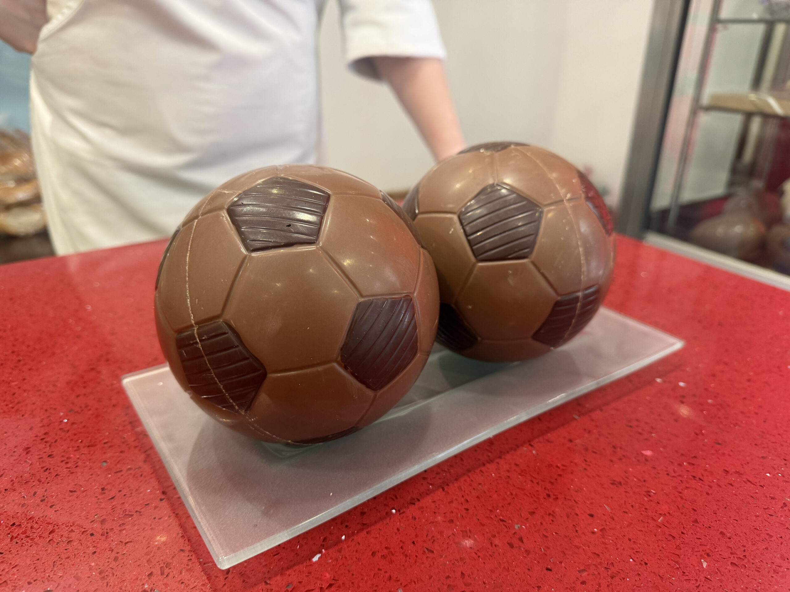 Una mona que cada año se repite: el balón de fútbol de chocolate de diferentes colores