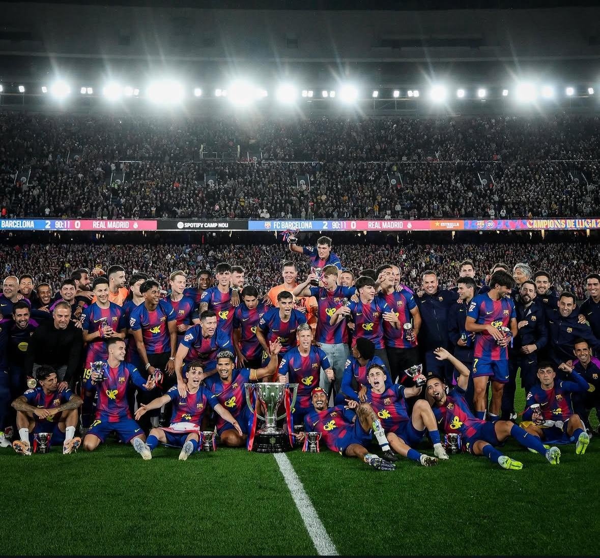 Plantilla del Barça levantando el título de liga