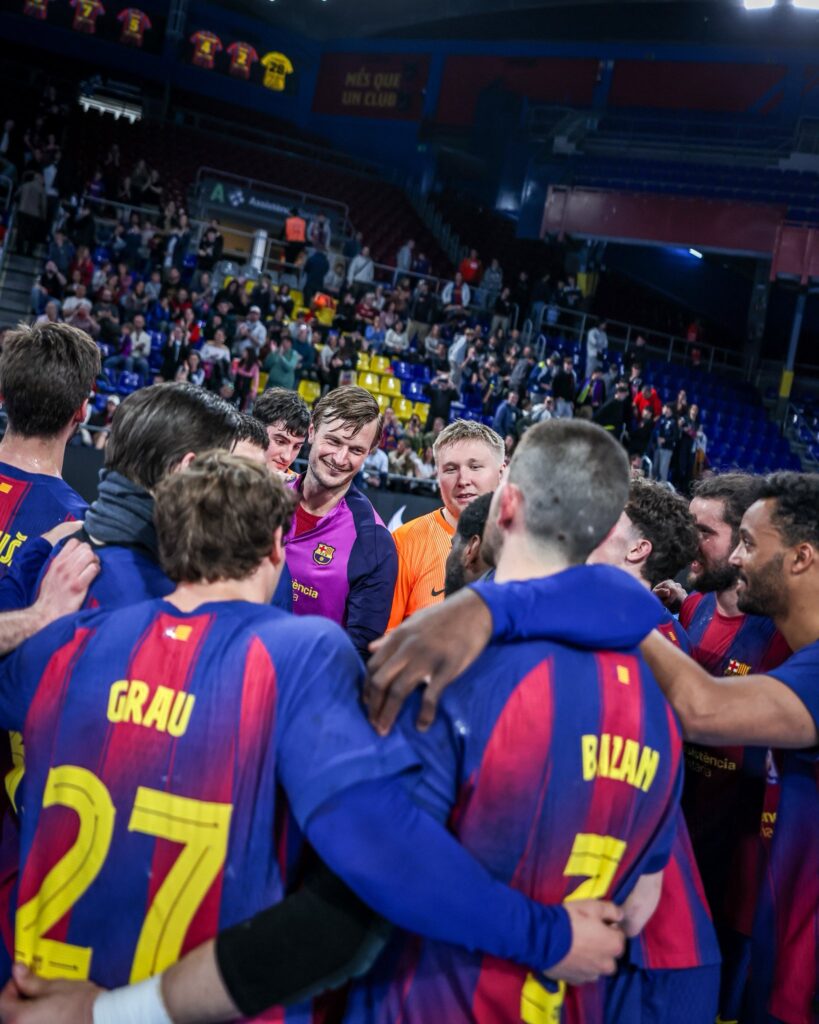 jugadores del FCB de balonmano celebrando la liga. Fuente: Instagram @fcbhanbol